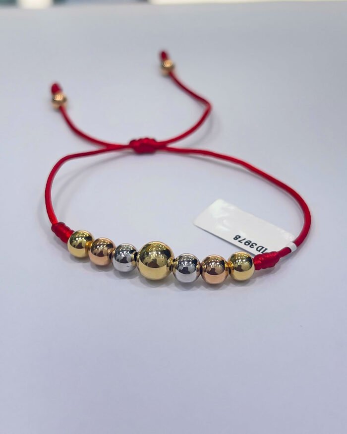 PULSO TEJIDO CON 9 BALINES DE ORO TRES OROS LISAS ORO 18K EN HILO ROJO - Image 1