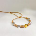 PULSO TEJIDO CON 5 BALINES DE ORO 18K 6 NUDOS EN HILO BEIGE