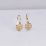 ARETES CORTOS CARA FELIZ ORO 18K