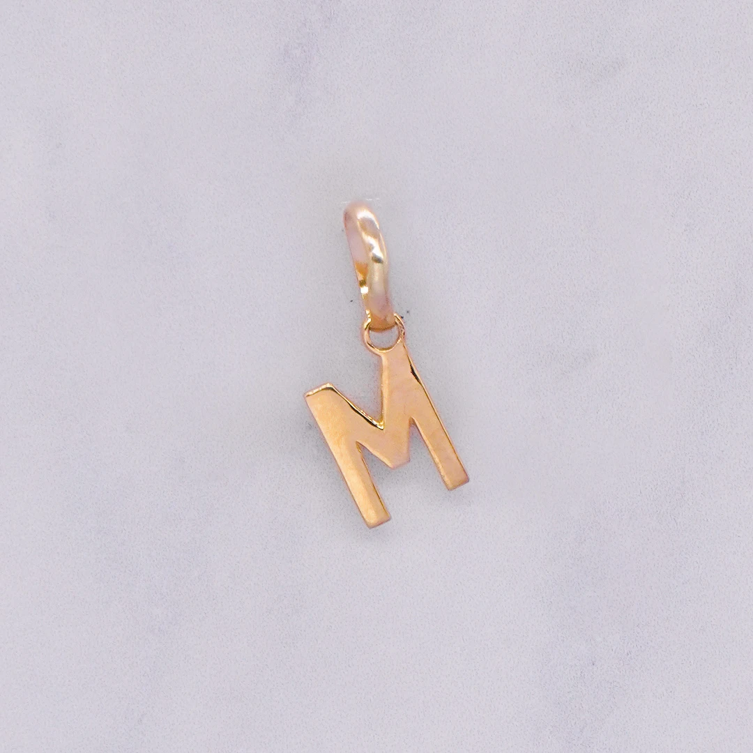 1541333.webp DIJE LETRA M LISA ORO 18K - Image 1