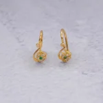 ARETES CORTOS FLOR PIEDRAS ORO 18K