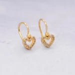 ARETES CORTOS CORAZON CALADOS PIEDRAS ORO 18K