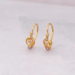 ARETES CORTOS HOJAS CALADAS ORO 18K