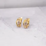 ARETES CORTOS CALADOS DOS OROS PIEDRA 18K