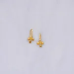 ARETES CORTOS CRUZ CALADOS ORO 18K