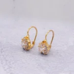 ARETES CORTOS FLOR ESTRELLA ORO 18K
