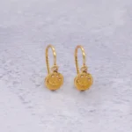 ARETES CORTOS CARA FELIZ ORO 18K
