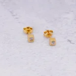 ARETES TOPOS CUADRADO PIEDRA ORO 18K