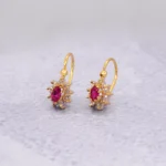 ARETES CORTOS FLOR PIEDRAS ROJAS ORO 18K