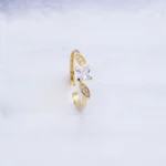 ANILLO COMPROMISO CON ZIRCONES 18K