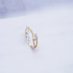 ANILLO COMPROMISO CON ZIRCONES 18K
