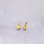 ARETES CORTOS CARA FELIZ ORO 18K
