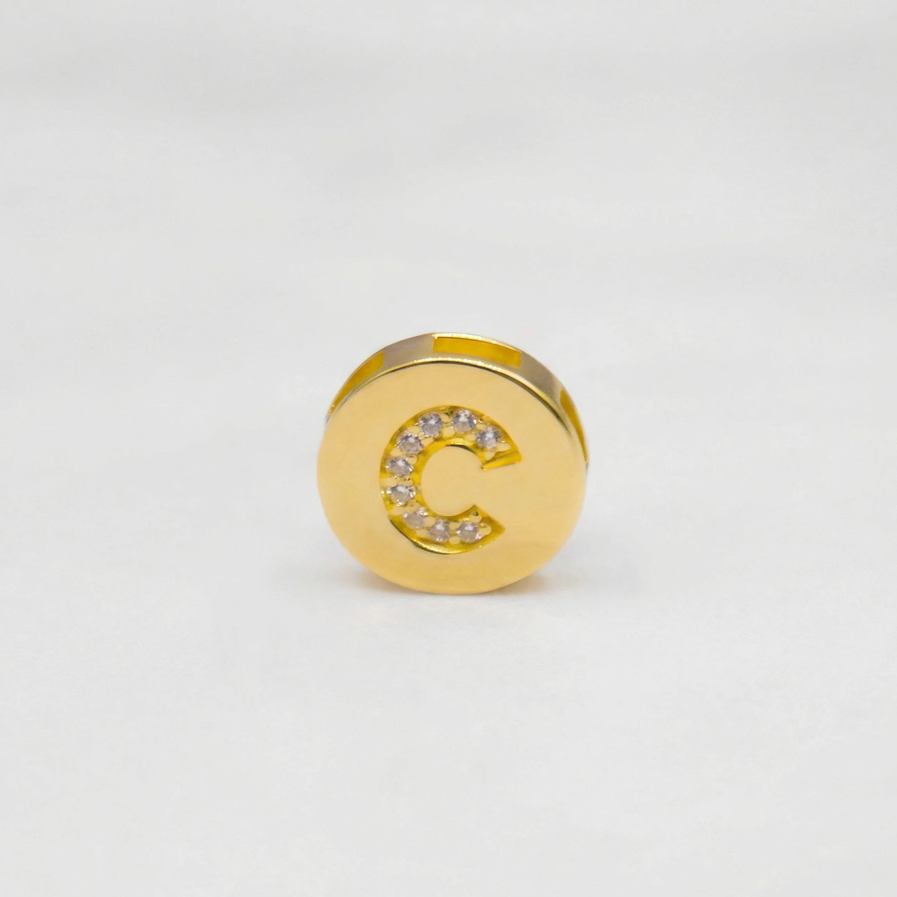 1522488.webp DIJE HERRAJE LETRA C PIEDRAS ORO 18K - Image 1