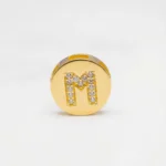 DIJE HERRAJE LETRA M PIEDRAS ORO 18K