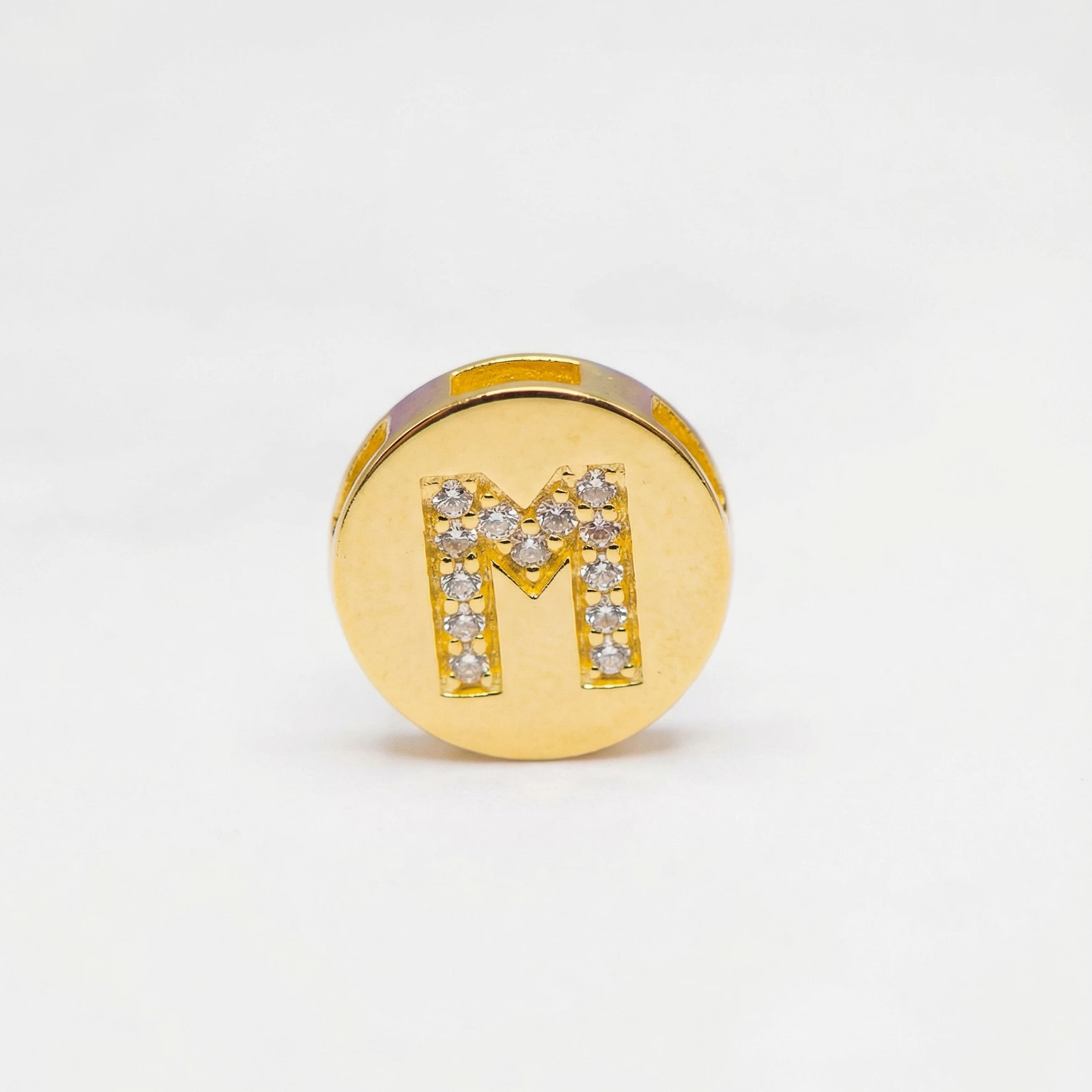 1522494.webp DIJE HERRAJE LETRA M PIEDRAS ORO 18K - Image 1