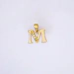 DIJE LETRA M LISA PIEDRAS ORO 18K