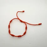 PULSO TEJIDO CON 7 NUDOS EN COLOR ROJO CON 2 BALINES DE ORO 18K