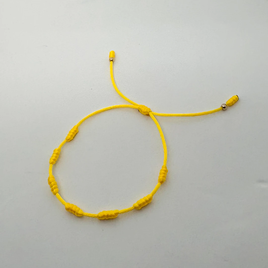 187OR2.webp PULSO TEJIDO CON 7 NUDOS EN COLOR AMARILLO CON 2 BALINES DE ORO 18K - Image 1