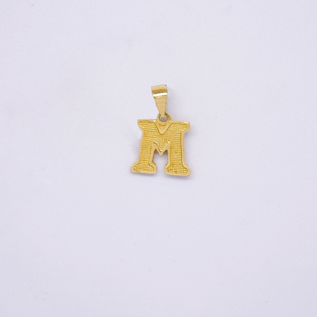 195999.webp DIJE LETRA M ARENADA ORO 18K - Image 1