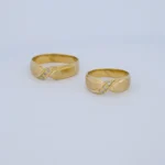 ANILLO MATRIMONIO PIEDRA ARENADO EN ORO 18 KILATES