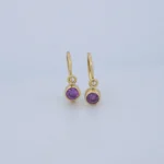 ARETES CORTOS PIEDRA MORADA EN ORO 18 KILATES
