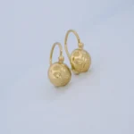 ARETES CORTOS MEDIA BOLA HUECA EN ORO 18 KILATES