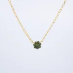 CADENA TEJIDO BANANA DIJE FLOR EN ORO 18 KILATES