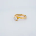 ANILLO PARA DAMA SOLITARIO CRUZADO EN ORO 18 KILATES