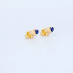 ARETES TOPOS CON PIEDRA AZUL EN ORO 18K