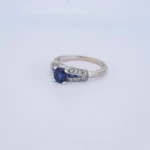 Anillo Solitario Piedra Azul en Oro Blanco 18 Kilates
