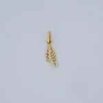 DIJE HOJA CALADA CON PIEDRAS EN ORO 18K