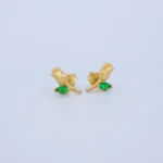 ARETES TOPOS FLOR CON PIEDRA VERDE EN ORO 18K
