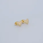 ARETES TOPOS CORAZÓN LISO EN ORO 18K