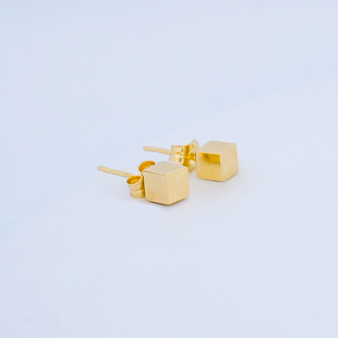 1551360.webp Aretes Topos Cubo Diamantados en Oro 18 Kilates - Image 1
