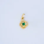 DIJE CALADO CON PIEDRA VERDE EN ORO 18K