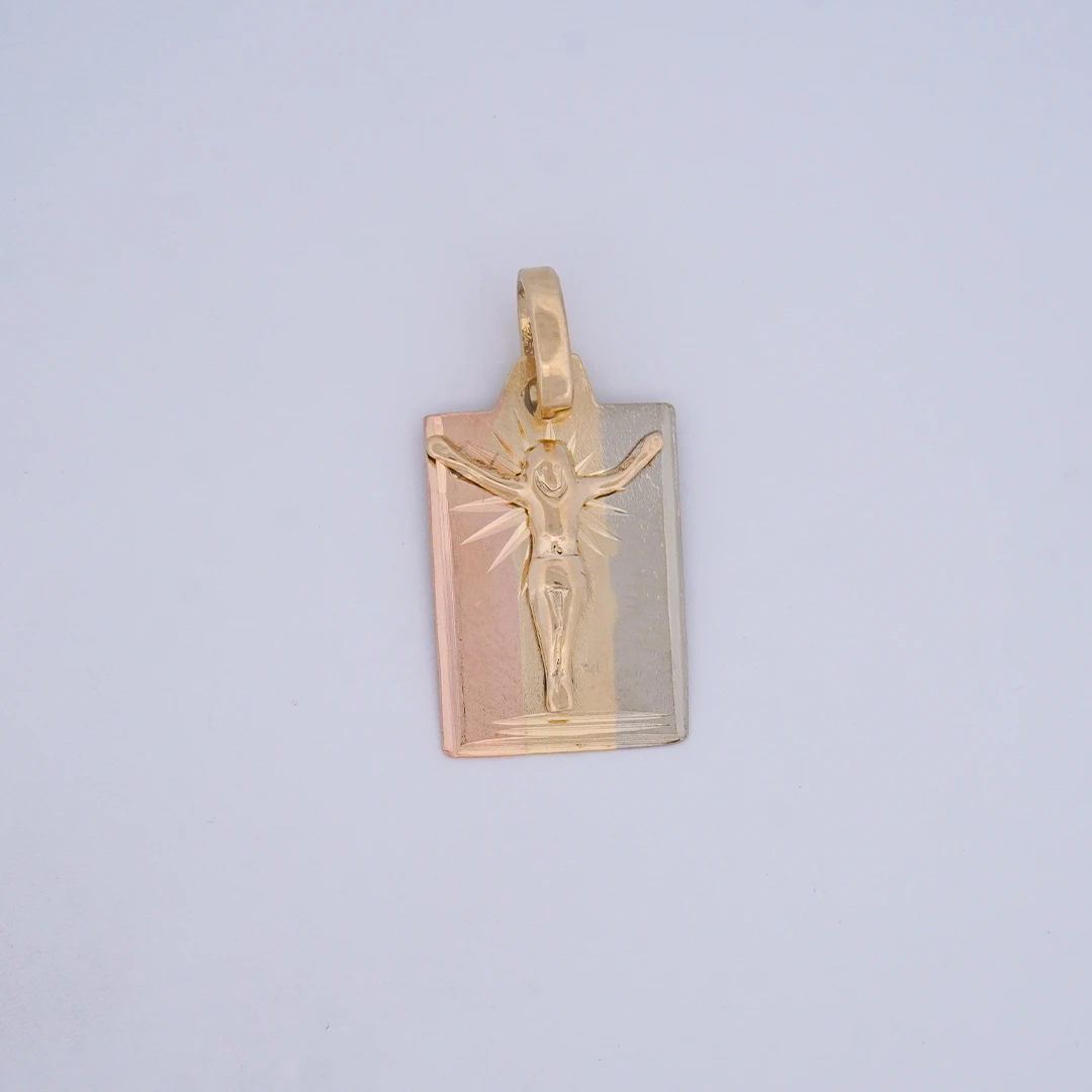 1572151.webp Dije Placa Cristo en Tres Oros 18 Kilates - Image 1