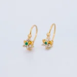 Aretes Cortos Flor Piedras Verdes en Oro 18 Kilates