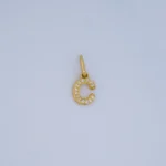 DIJE LETRA C LISA CON PIEDRAS EN ORO 18K