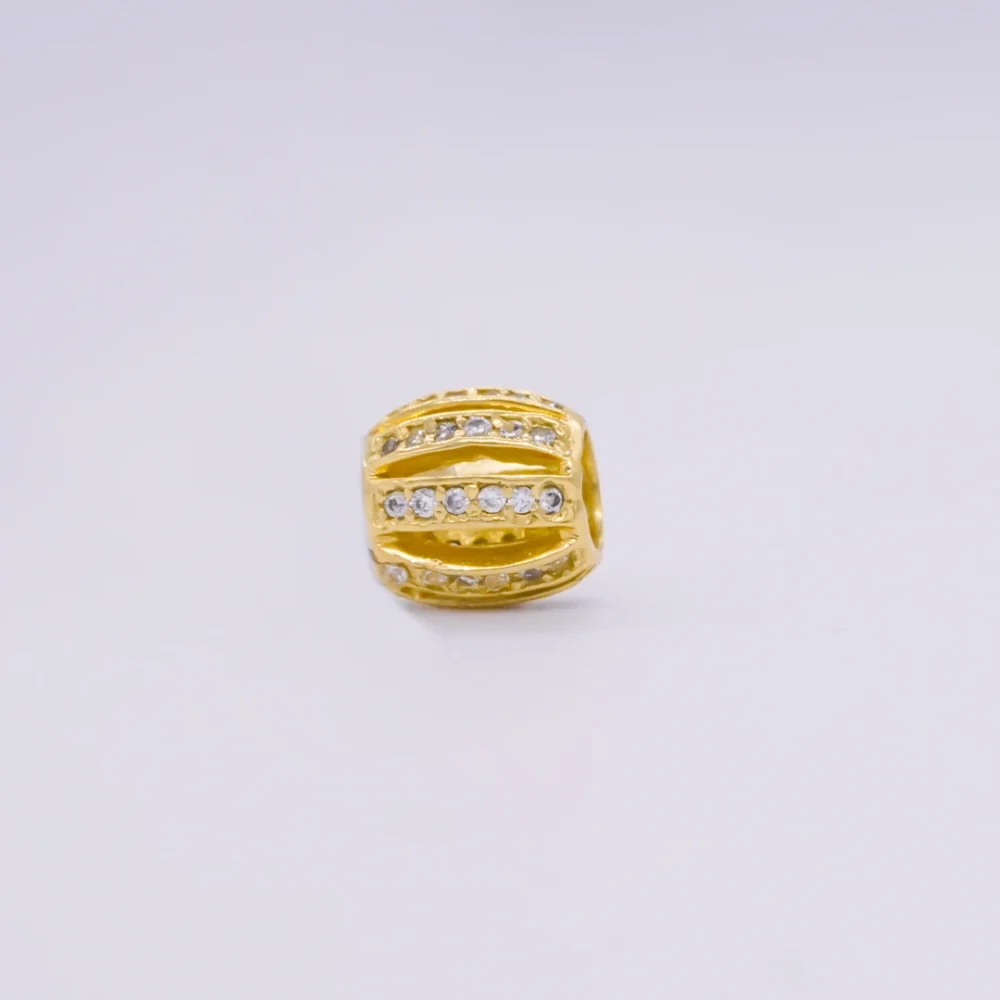 Dije Herraje Cilindro Pequeño Calado Piedras Oro 18K - Orofino Ecuador