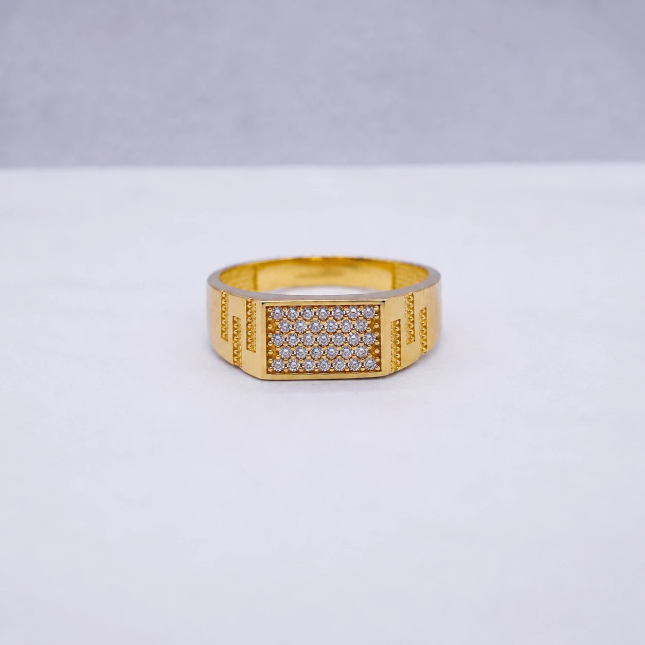 1571859.webp Anillo Placa Con Zircones 18K - Orofino Ecuador