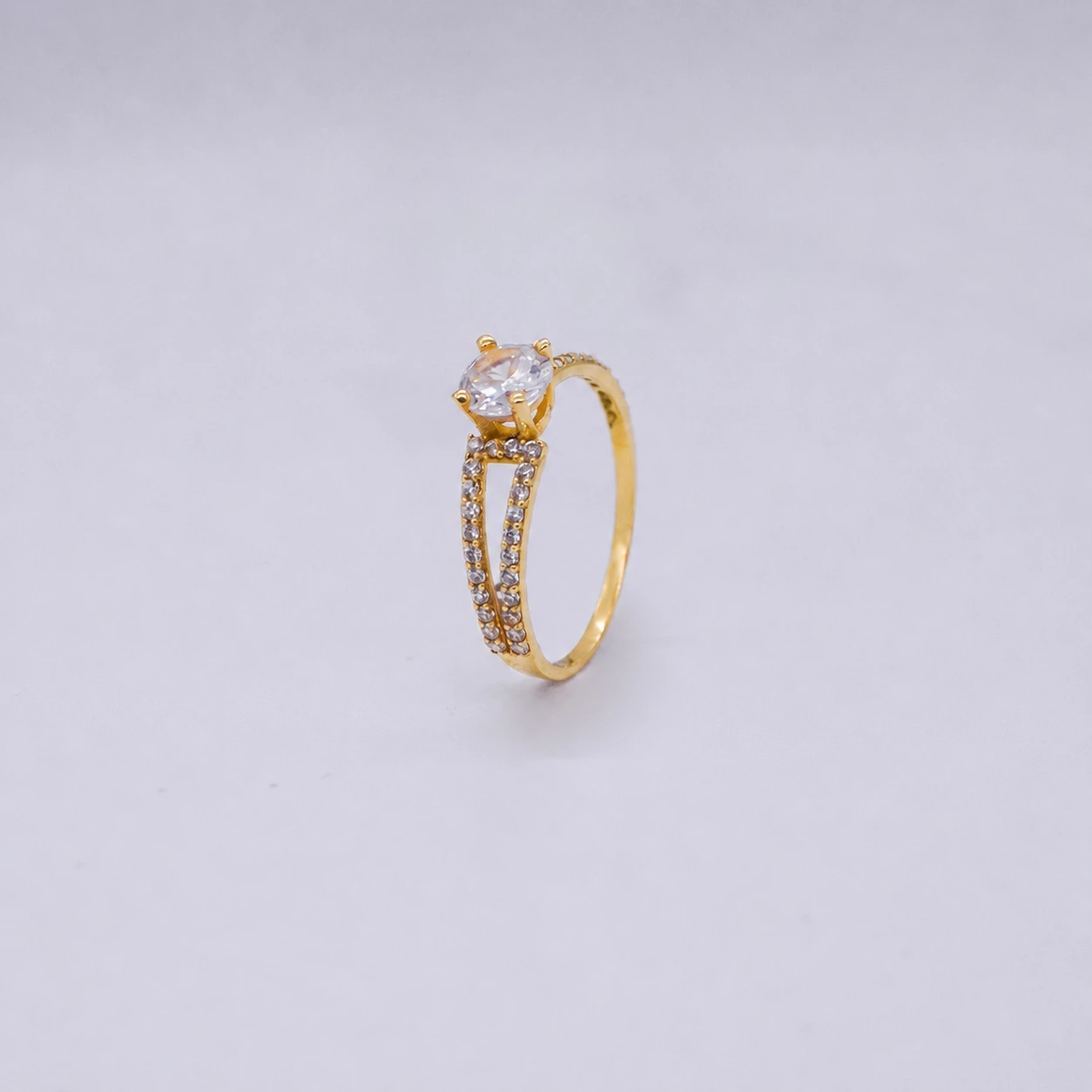 1671805.webp Anillo Compromiso Con Zircones 18K - Orofino Ecuador