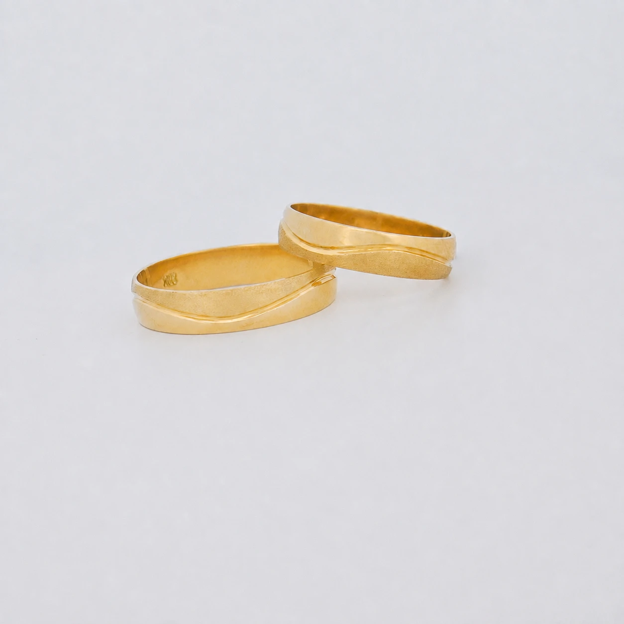 1503417-1503418.webp Anillos De Matrimonio Arenado Liso Oro 18K - Orofino Ecuador