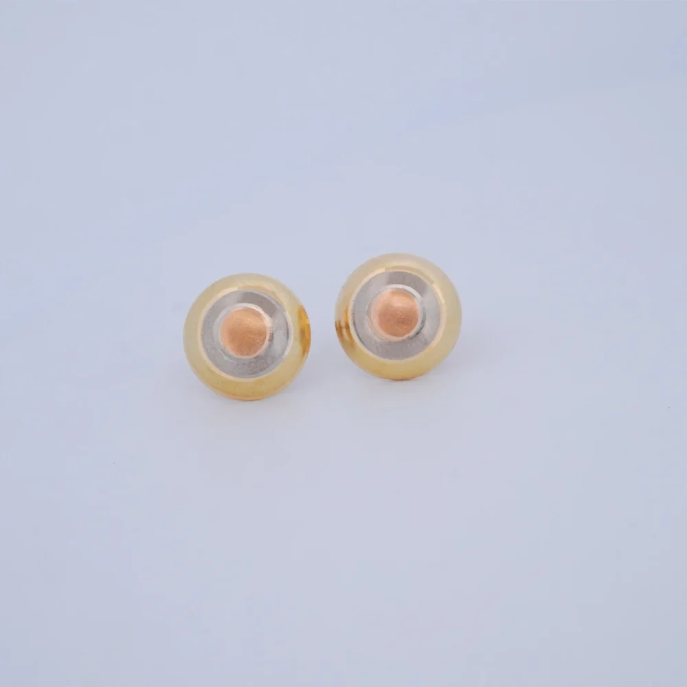 Aretes Topos Media Bola Tres Oros 18K - Orofino Ecuador