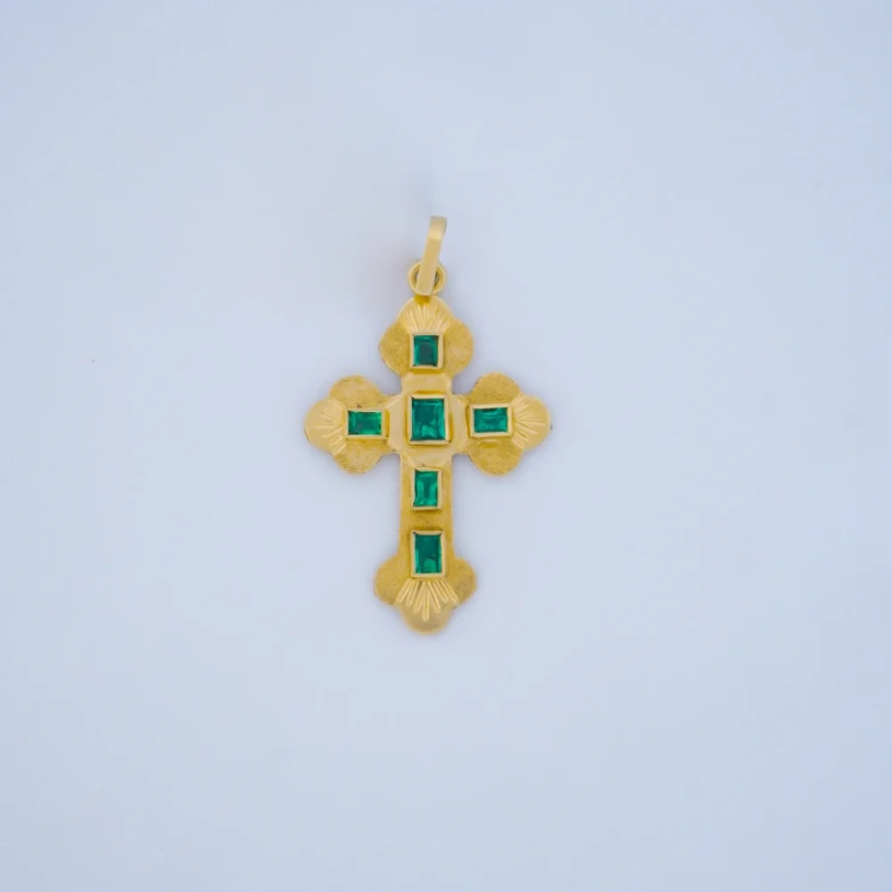Dije Cruz Piedras Verdes Oro 18K - Orofino Ecuador