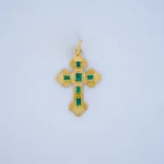 Dije Cruz Piedras Verdes Oro 18K - Orofino Ecuador