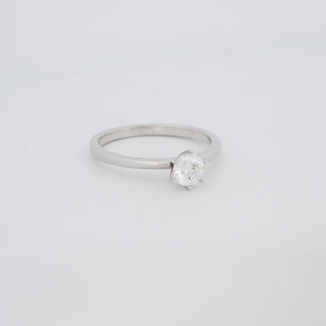 Anillo solitario en oro blanco 18K, con sello de pureza Orofino