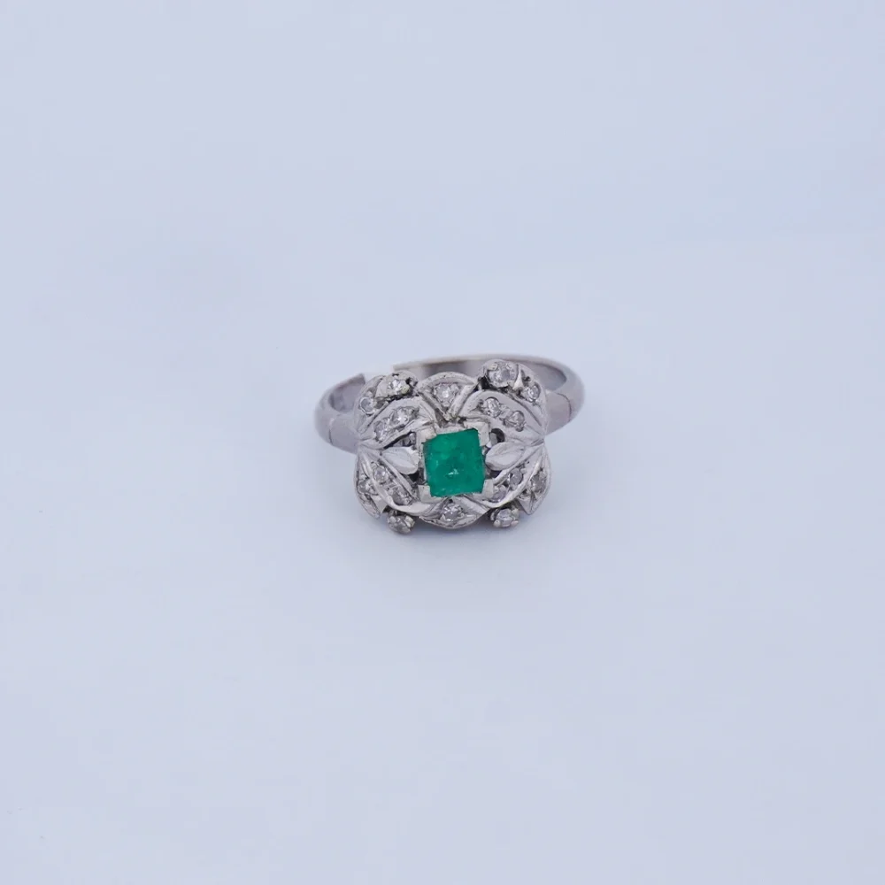 Anillo Para Dama Piedra Verde Y Piedras Blancas En Oro Blanco 18K - Orofino Ecuador