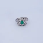Anillo Para Dama Piedra Verde Y Piedras Blancas En Oro Blanco 18K - Orofino Ecuador