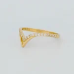 Anillo Diseño V con Zircones Oro 18K